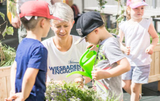045 Aktionswoche "Wiesbaden Engagiert!" 2017 EVIM Haus der Kinder Bleichstraße Naspa Immobilien UR Uwe Ries Garten- und Landschaftsbau