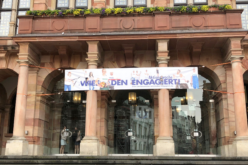 aktionswoche wiesbaden engagiert banner am rathaus 2018